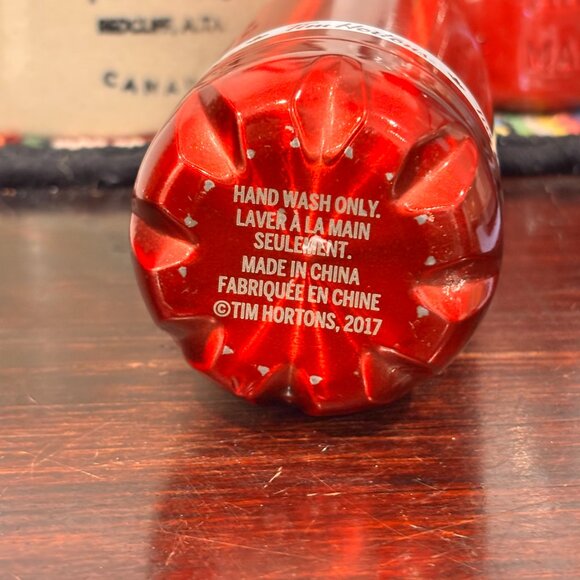 Red Tim Hortons 2017 stainless steel Hot/Cold Liquid Water bottle 500ml/16 oz - Picture 2 of 6